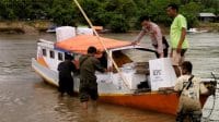 logis 3 Perjuangan petugas kepolisian dalam mengawal distribusi logistik Pemilu ke Tempat Pemungutan Suara (TPS) di Kabupaten Manggarai Barat, NTT. (Foto Humas Polres Mabar)