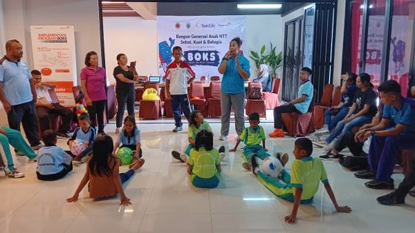 Fasilitator Veramyta Maria Martha, Koordinator Prodi Penjaskerek FKIP Undana, memberikan arahan mengenai salah satu gerakan olahraga bagi anak-anak. Foto/MEDIASI NTT.COM- HO-WVI NTT.