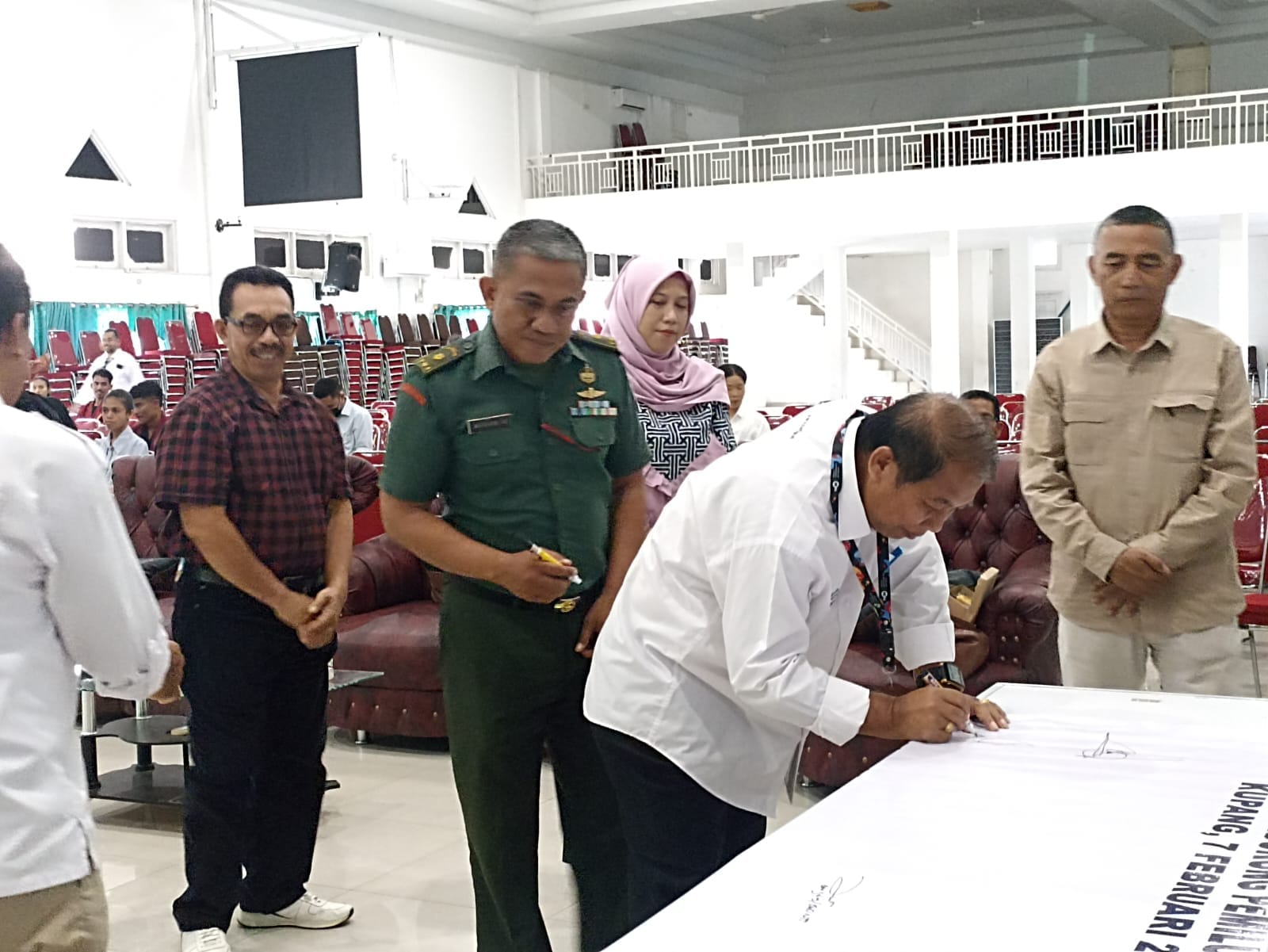 Kepala LPP TVRI NTT Asmeth Takalumang, Danrem 161 Wira Sakti Kupang yang diwakili oleh Kapenrem Mayor Inf. Arwan sedang menandatangani deklarasi pemilu damai bersama para wartawan di NTT, Rabu. Foto Humas SMSI NTT.