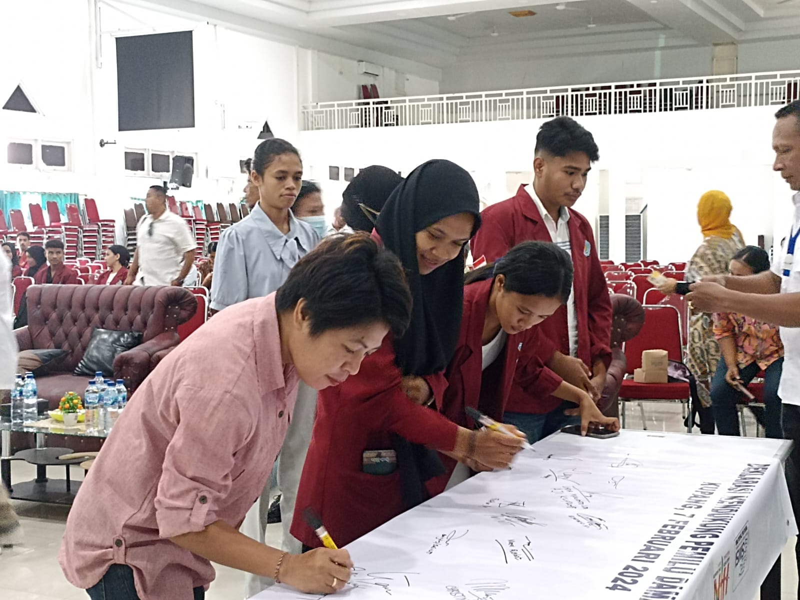 Para wartawan bersama mahasiswa Universitas Muhammadiyah Kupang menandatangani deklarasi pemilu damai 2024 di Kupang, Rabu. Foto Humas SMSI NTT.