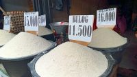 Harga beras yang dijual para pedagang di sejumpah pasar tradisional di Kota Kupang Provinsi Nusa Tenggara Timur dalam sepekan mulai menunjukan tren penurunan. Foto MEDIASI NTT.COM/BENY