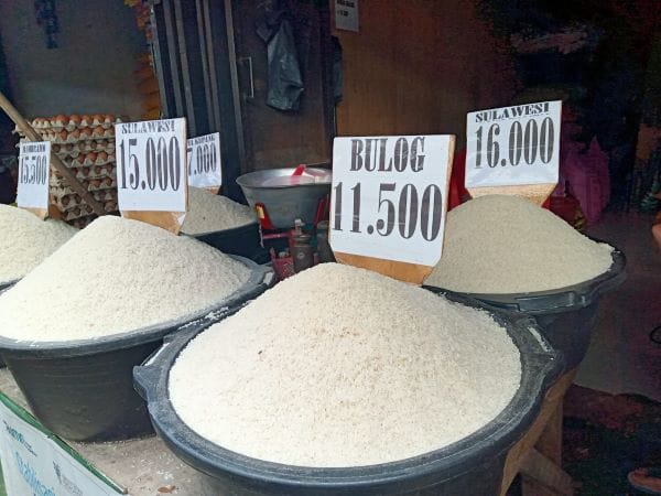 Harga beras yang dijual para pedagang di sejumpah pasar tradisional di Kota Kupang Provinsi Nusa Tenggara Timur dalam sepekan mulai menunjukan tren penurunan. Foto MEDIASI NTT.COM/BENY