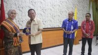 bu 2 Bupati Kupang, Korinus Masneno (kedua dari kiri) memberikan kenang-kenangan kepada Direktur Pencegahan dan Pengendalian Penyakit Tidak Menular (P2PTM) Kementerian Kesehatan RI, dr. Eva Susanti (kri) saat melakukan kunjungan kerja ke Kabupaten Kupang, Jumat. FOTO PROKOPIM SETDA KABUPATEN KUPANG.