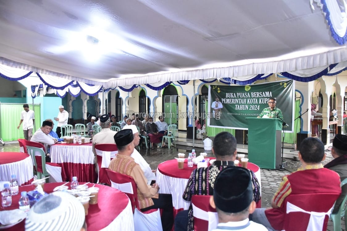 Fahrensy P. Funay menghadiri kegiatan berbuka puasa bersama umat muslim di Masjid Darusalam Sikumana, Kota Kupang, Kamis (21/3). Foto Prokopim Setda Kota Kupang,