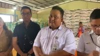 Kepala Perum Bulog Kantor Wilayah Nusa Tenggara Timur (NTT), Himawan Kartika Nugraha (kedua dari kanan).