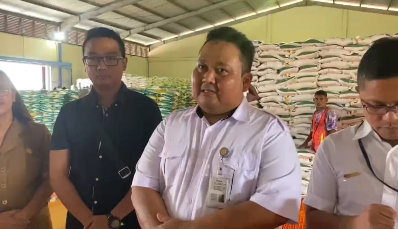 bul 1 Kepala Perum Bulog Kantor Wilayah Nusa Tenggara Timur (NTT), Himawan Kartika Nugraha (kedua dari kanan).