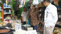 harg 1 Pj. Gubernur NTT Ayodhia G. L. Kalake, memantau langsung harga barang di Pasar Inpres Naikoten Kota Kupang.Foto Biro Administrasi Pimpinan Setda NTT.