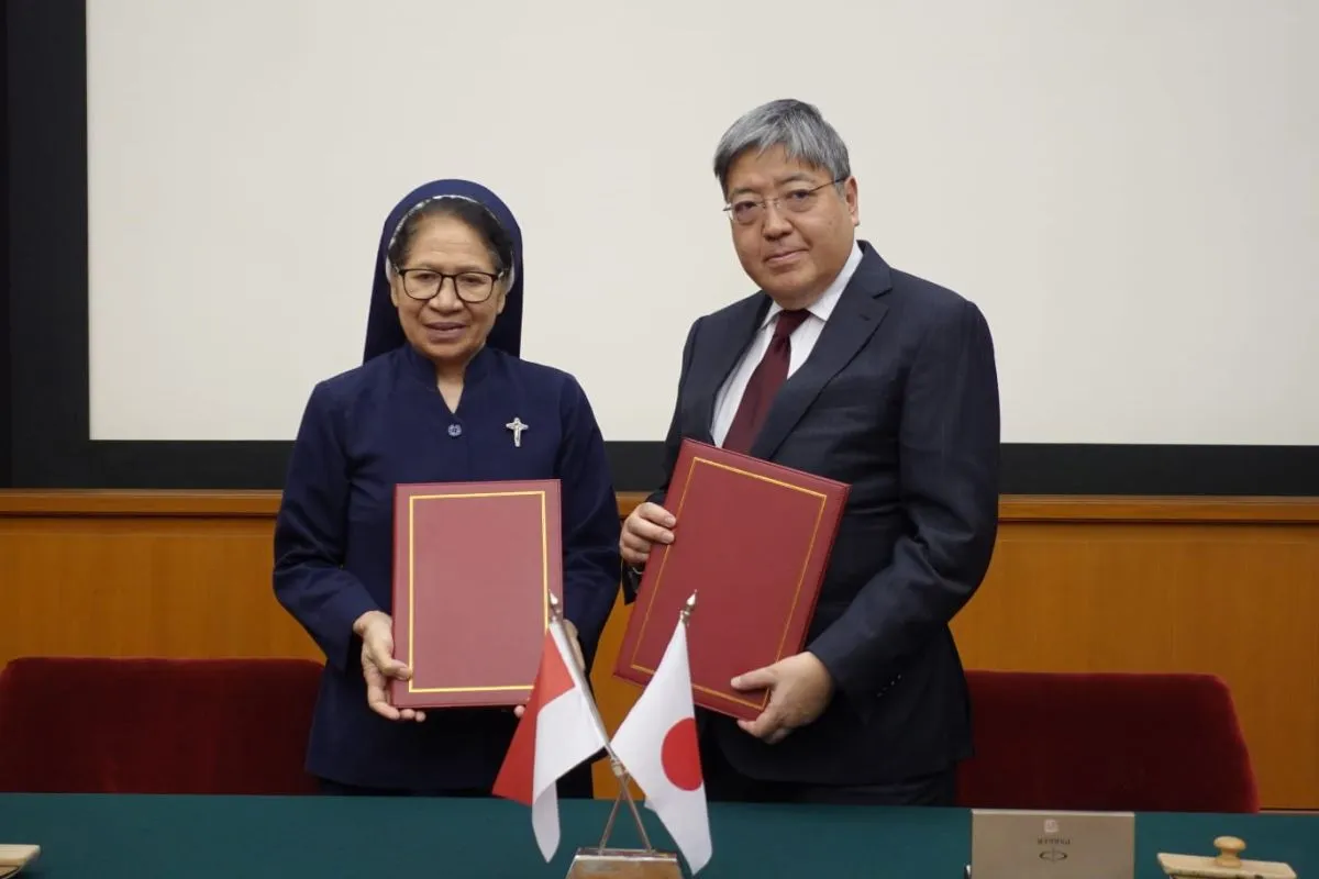 jep Duta Besar Jepang untuk Indonesia Masaki Yasushi (kanan) dan perwakilan penerima Hibah Grassroots untuk Keamanan Manusia dalam acara penandatanganan kontrak bantuan hibah di Kedubes Jepang, Jakarta, Kamis .MEDIASI NTT.COM -HO-Kedubes Jepang.