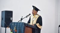 kuku Prof. Dr. Sebastianus Menggo, M.Pd, dikukuhkan menjadi Guru Besar Bidang Ilmu Linguistik Universitas Katolik Indonesia Santu Paulus Ruteng, Sabtu (23/3). FOTO PROKOPIM SETDA MANGGARAI