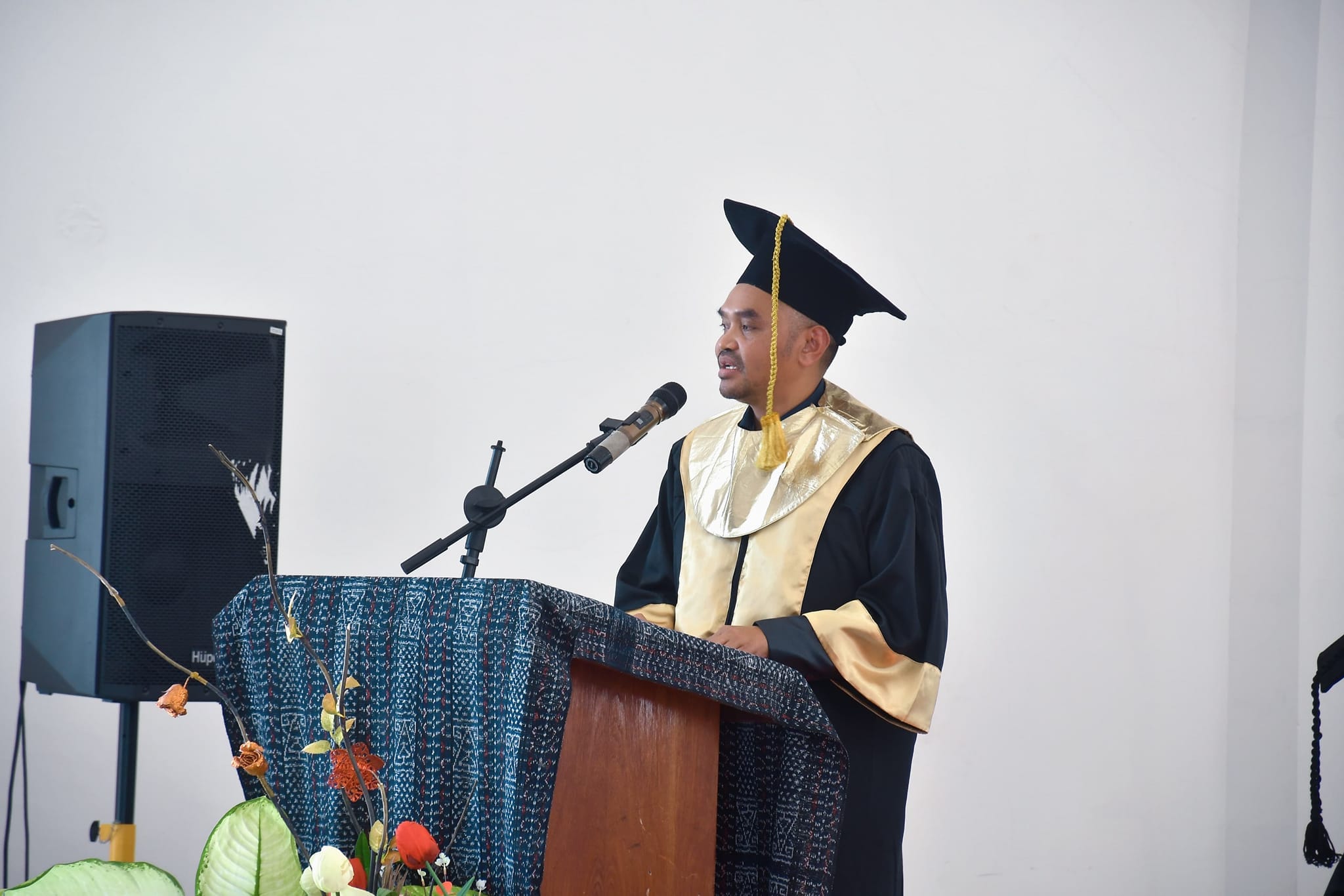 kuku Prof. Dr. Sebastianus Menggo, M.Pd, dikukuhkan menjadi Guru Besar Bidang Ilmu Linguistik Universitas Katolik Indonesia Santu Paulus Ruteng, Sabtu (23/3). FOTO PROKOPIM SETDA MANGGARAI