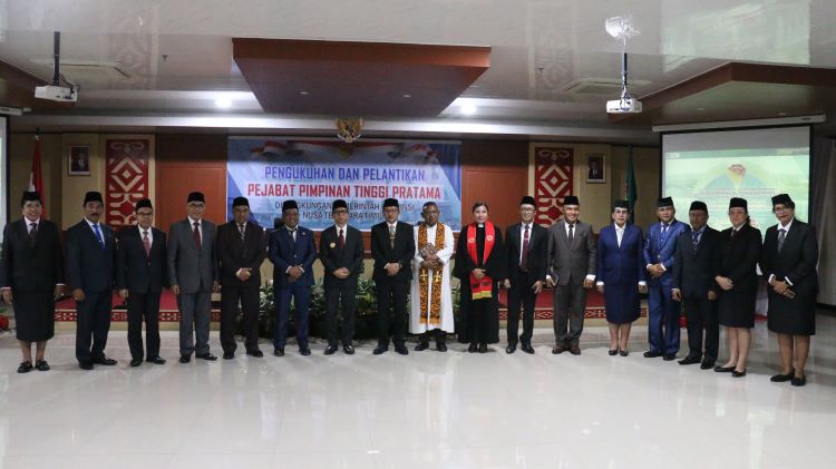 Pj. Gubernur Provinsi Nusa Tenggara Timur Ayodhia Kalake melantik dan kukuhkan 27 orang pejabat pimpinan tinggi pratama lingkup Pemerintah Provinsi NTT, Rabu (27/3) FOTO/HO- Biro Administrasi Pimpinan NTT
