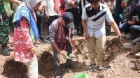 leta 2 Pembangunan sarana air bersih secara resmi mulai dilakukan ditandai dengan peletakan batu pertama oleh Bupati Kupang, Korinus Masneno, Sabtu (23/3/2024). Foto Prokopim Setda Kabupaten Kupang.