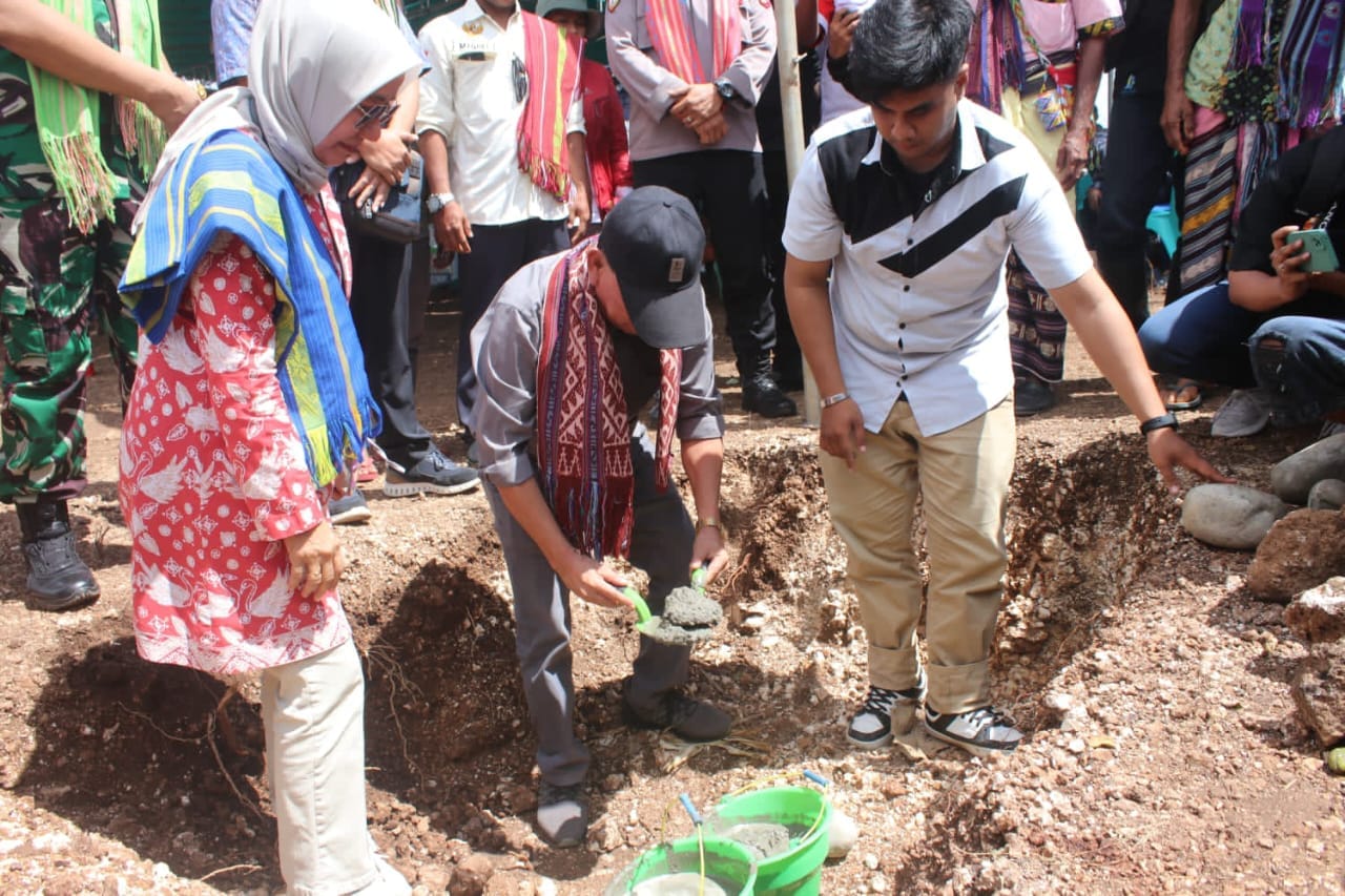 Pembangunan sarana air bersih secara resmi mulai dilakukan ditandai dengan peletakan batu pertama oleh Bupati Kupang, Korinus Masneno, Sabtu (23/3/2024). Foto Prokopim Setda Kabupaten Kupang.
