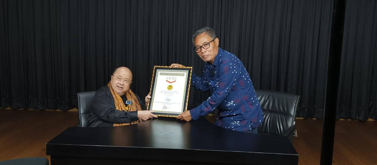 Organisasi pers Serikat Media Siber Indonesia (SMSI), Kamis sore (21/3/2024) mendapat Penghargaan Museum Rekor Dunia Indonesia (MURI)di Auditorium Ki Narto Sabdo, Gedung Jaya Suprana Institute (JSI), Jalan Gading Kirana Timur, Jakarta Utara.