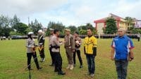 penyematan 1 Wakapolda NTT, Brigjen Pol Awi Setiyono menyematkan pita sebagai tanda dimulainya Operasi Keselamatan Turangga TA 2024 di Provinsi Nusa Tenggara Timur, Sabtu. Foto MEDIASI NTT.COM/BENY.