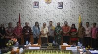 Bupati Kupang Korinus Masneno saat membuka Rapat Evaluasi Gerakan Orangtua Asuh (GOTA) Balita Stunting di Kabupaten Kupang Tahun 2023 dan Penetapan Keberlanjutan Gerakan Orangtua Asuh Balita Stunting di Kabupaten Kupang Tahun 2024, Kamis, (21/3/2024). Foto Prokompim Setda Kabupaten Kupang.
