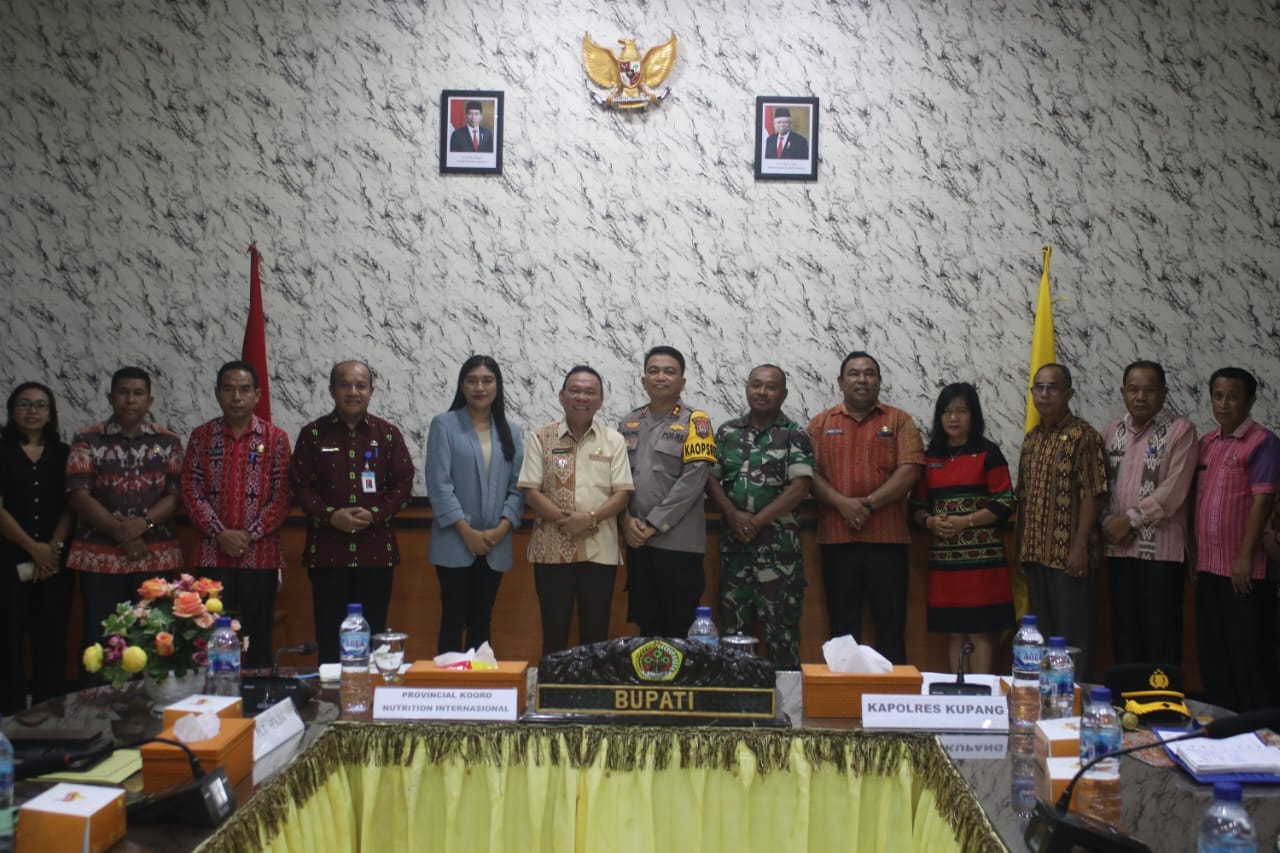 Bupati Kupang Korinus Masneno saat membuka Rapat Evaluasi Gerakan Orangtua Asuh (GOTA) Balita Stunting di Kabupaten Kupang Tahun 2023 dan Penetapan Keberlanjutan Gerakan Orangtua Asuh Balita Stunting di Kabupaten Kupang Tahun 2024, Kamis, (21/3/2024). Foto Prokompim Setda Kabupaten Kupang.