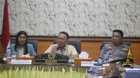 stun poli Kapolres Kupang AKBP Anak Agung Gde Anom Wirata (kanan) saat mengikuti Rapat Evaluasi Gerakan Orangtua Asuh (GOTA) Balita Stunting di Kabupaten Kupang Tahun 2023 dan Penetapan Keberlanjutan Gerakan Orangtua Asuh Balita Stunting di Kabupaten Kupang Tahun 2024, Kamis, (21/3/2024). Foto Prokopim Setda Kabupaten Kupang.