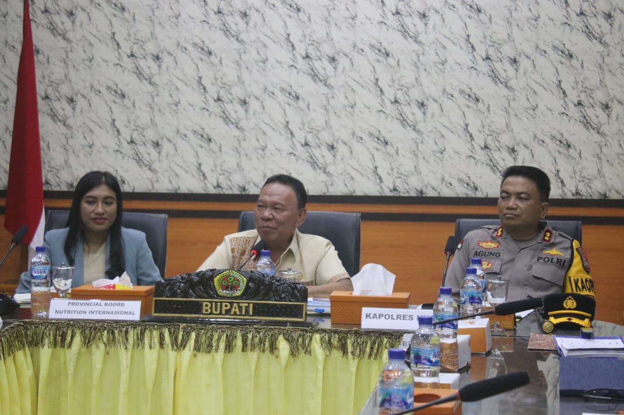 stun poli Kapolres Kupang AKBP Anak Agung Gde Anom Wirata (kanan) saat mengikuti Rapat Evaluasi Gerakan Orangtua Asuh (GOTA) Balita Stunting di Kabupaten Kupang Tahun 2023 dan Penetapan Keberlanjutan Gerakan Orangtua Asuh Balita Stunting di Kabupaten Kupang Tahun 2024, Kamis, (21/3/2024). Foto Prokopim Setda Kabupaten Kupang.