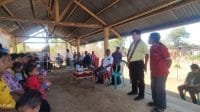 Wakil Bupati Kupang, Jerry Manafe saat melihat secara langsung kegiatan penanganan stunting di Pulau Semau. Foto Prokopim Setda Kabupaten Kupang.
