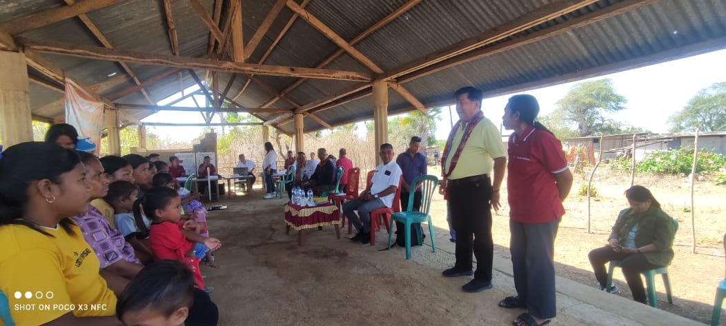 stunting semau Wakil Bupati Kupang, Jerry Manafe saat melihat secara langsung kegiatan penanganan stunting di Pulau Semau. Foto Prokopim Setda Kabupaten Kupang.