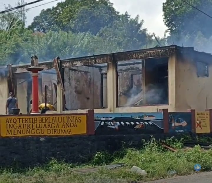 Bangunan Markas Polsek Borong, Polres Manggarai Timur, Provinsi Nusa Tenggara Timur ludes terbakar pada Rabu (20/3/2024) Foto MEDIASI NTT.COM