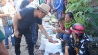 BLUSUKAN Penjabat Bupati Kupang Alexon Lumba melakukan blusukan ke Pasar Lili Kecamatan Fatuleu, Sabtu (20/4-2024) dalam rangka memantau harga pasar dalam mengantisipasi Inflasi di Kabupaten Kupang. Foto Prokopim Setda Kabupaten Kupang.