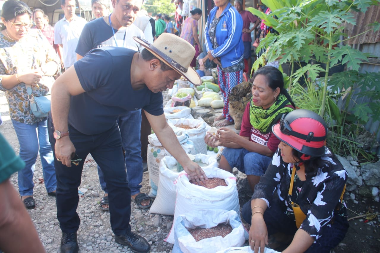BLUSUKAN Penjabat Bupati Kupang Alexon Lumba melakukan blusukan ke Pasar Lili Kecamatan Fatuleu, Sabtu (20/4-2024) dalam rangka memantau harga pasar dalam mengantisipasi Inflasi di Kabupaten Kupang. Foto Prokopim Setda Kabupaten Kupang.