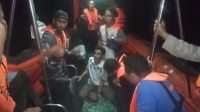 Tim SAR mengevakuasi Romansyah (39) korban gigitan hewan Komodo menuju Labuan Bajo untuk menjalani perawatan medis di Rumah Sakit Siloam. Foto HO-Humas Basarnas Maumere.