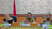 Pj Bupati Kupang Alekson Lumba (tengah) menerima tim Badan Pemeriksa Keuangan RI Perwakilan NTT yang mulai melakukan pemeriksaan terhadap laporan pengelolaan keuangan dilakukan Pemerintah Kabupaten Kupang TA 2023.