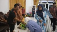 buka 1 Pj Bupati Kupang Alexon Lumba (kiri) yang baru dilantik PJ Gubernur Nusa Tenggara Timur Ayodhia Kalake mengelar kegiatan buka puasa bersama umat muslim Kabupaten Kupang, Selasa (9/4) petang. Foto HO- Prokopim Setda Kabupaten Kupang.