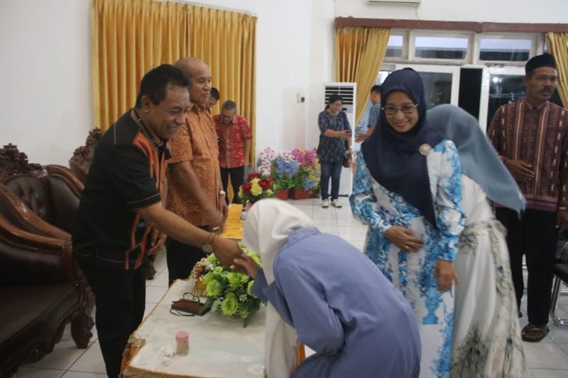 Pj Bupati Kupang Alexon Lumba (kiri) yang baru dilantik PJ Gubernur Nusa Tenggara Timur Ayodhia Kalake mengelar kegiatan buka puasa bersama umat muslim Kabupaten Kupang, Selasa (9/4) petang. Foto HO- Prokopim Setda Kabupaten Kupang.