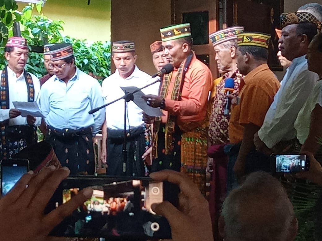 Deklarasi Relawan Sahabat Jonas-Alo dipimpin Domi Ancis yang berlangsung di kediaman Alo Sukardan di Maulafa, Kota Kupang, Sabtu. Foto MEDIASI NTT.COM/BENY