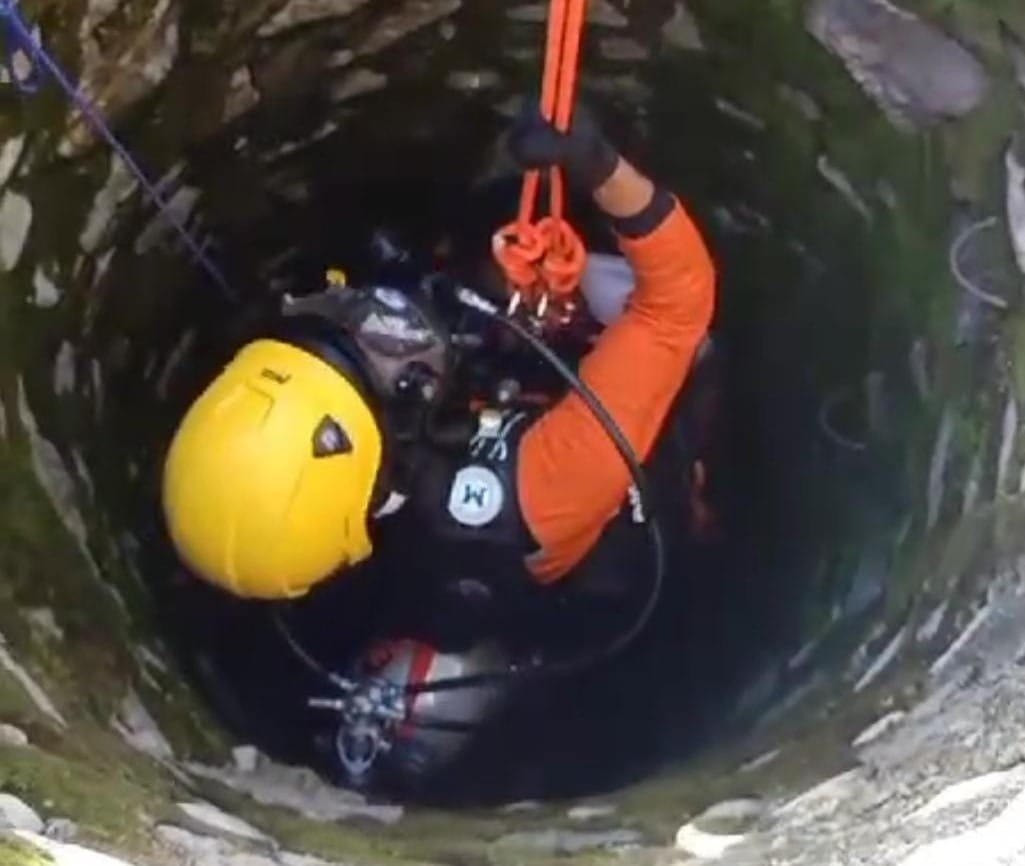 evak 1 Tim SAR Kantor Pencarian dan Pertolongan Kupang melakukan evakuasi terhadap Amos Usat Nes (31) warga Kelurahan Maubeli, Kecamatan Kota Kefamenanu, Kabupaten Timor Tengah Utara Provinsi Nusa Tenggara Timur yang jatuh dalam sumur dengan kedalama 15 meter. Foto HO-Humas Basarnas Kupang