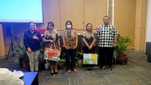Kepala BPJS Kesehatan Cabang Kupang Ario Trisaksono (kanan) dan Kepala Bagian Penjaminan Manfaat dan Utilisasi BPJS Kesehatan cabang Kupang, Agnes Maria Goreti Dake (kiri) saat menyerahkan hadiah bagi peserta pelatihan yang meraih kuis dalam rapat koordinasi PIC prolanis dan PIC Laboratorium dalam rangka pemeriksaan tahunan bagi prolanis Kabupaten Kupang 2024 di Kupang, Sabtu. Foto Mediasi NTT.Com/Ben