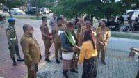 hut kota kupang 1 Penjabat Wali Kota Kupang Fahrensy P Funay dikalungi selendang tenun ikt NTT saat membuka kegiatan Festival Koepan 2024, Senin (22/4/2024. Foto MEDIASI NTT.COM/BEN