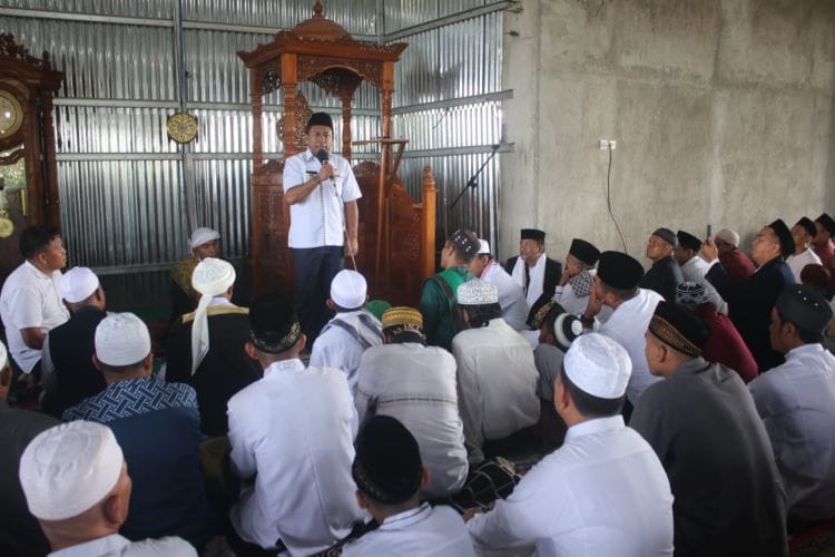 Penjabat Bupati Kupang, Alexon Lumba melakukan pemantauan pelaksanaan Sholat Idul Fitri 1445 Hijriah 2024, yang berlangsung di Masjid Agung Darul Hidayah di Kampung Toleransi Naibonat Kecamatan Kupang Timur, Kabupaten Kupang, Provinsi Nusa Tenggara Timur, Rabu (10/4/2024). Foto HO-Prokopim Setda Kabupaten Kupang.