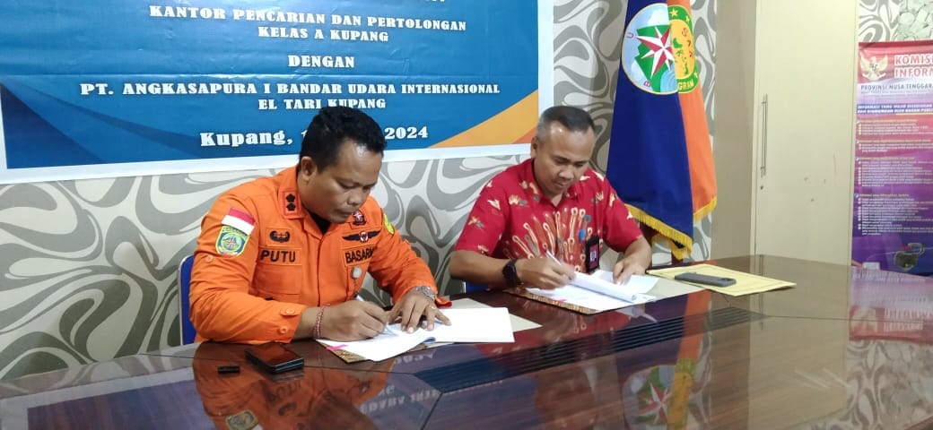 mou Kepala Kantor Pencarian dan Pertolongan Kelas A Kupang I Putu Sudayana (kiri) dan General Manager PT. Angkasa Pura 1 Bandar Udara Internasional El Tari Kupang, Lilik Pujianto (kanan) melakukan penandatangan MOU di Kantor Pencarian dan Pertolongan Kupang, Jumat (19/4). FOTO HUMAS BASARNAS KUPANG.