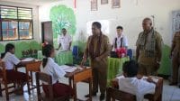 Penjabat Bupati Kupang, Provinsi Nusa Tenggara Timur Alexon Lumba saat melakukan pemantauan ujian sekolah di Kelas VI SD Inpres Nitneo dan Kelas IX SMP Negeri 4 Kupang Barat, Selasa (23/4). Foto Prokopim Setda Kabupaten Kupang.