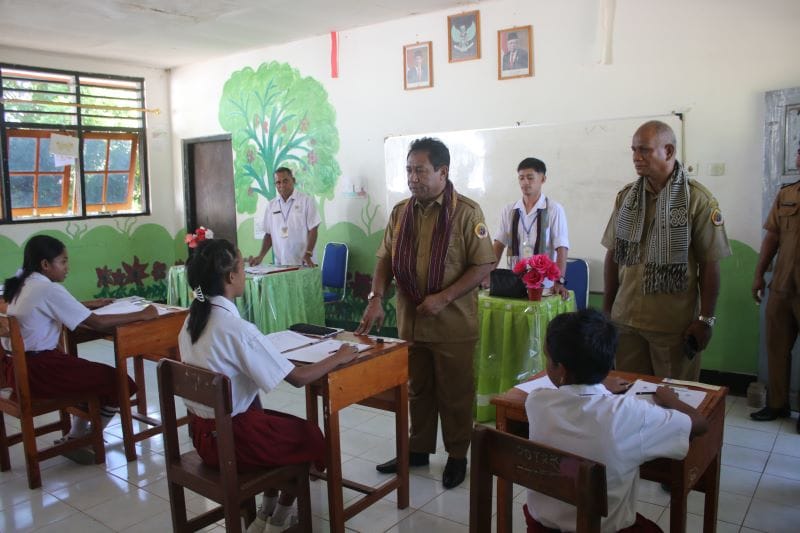 pantau sekolah 2 Penjabat Bupati Kupang, Provinsi Nusa Tenggara Timur Alexon Lumba saat melakukan pemantauan ujian sekolah di Kelas VI SD Inpres Nitneo dan Kelas IX SMP Negeri 4 Kupang Barat, Selasa (23/4). Foto Prokopim Setda Kabupaten Kupang.