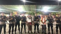 pj wali 2 Anggota Perintis Presisi Ditsamapta dari Kepolisian Daerah Nusa Tenggara Timur (Polda NTT) saat bersama PJ Wali Kota Kupang Fahrensy P Foenay saat berada di lokasi kegiatan Festival Koepan 2024.