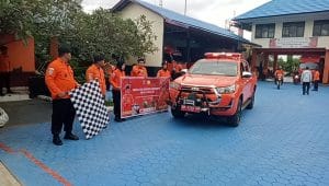 Kepala Kantor Pencarian dan Pertolongan Kelas A Kupang, Provinsi Nusa Tenggara Timur I Putu Sudayana (kiri) melepas secara resmi para tim Basarnas Kupang yang bertugas dalam kegiatan Siaga SAR Khusus Lebaran 2024, Rabu (3/4/2024). FOTO MEDIASI NTT.COM/Beny