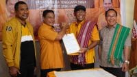 Ketua DPD Partai Hanura Provinsi Nusa Tenggara Timur, Refafi Gah (kedua dari kiri) didampingi Sekretaris Partai Hanura, Elias Koa (kiri) menyerahkan dokumen sebagai bukti jika pasangan calon Gubernur dan Wakil Gubernur NTT Orias Petrus Moedak dan Sebastian Salang telah mendaftarkan diri ke DPD Partai Hanura NTT. FOTO MEDIASI NTT.COM/BEN