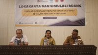 bencana diskusi Plt. Sekda Kabupaten Kupang, Novita Foenay (tengah) membuka kegiatan lokakarya tinjauan terhadap dokumen rencana kontijensi ancaman cuaca ekstrem Kabupaten Kupang, dan pelaksanaan simulasi ruang dilakukan Yayasan ADRA Indonesia di Kupang, Senin, (27/5/2024). Foto Prokopim Setda Kabupaten Kupang.