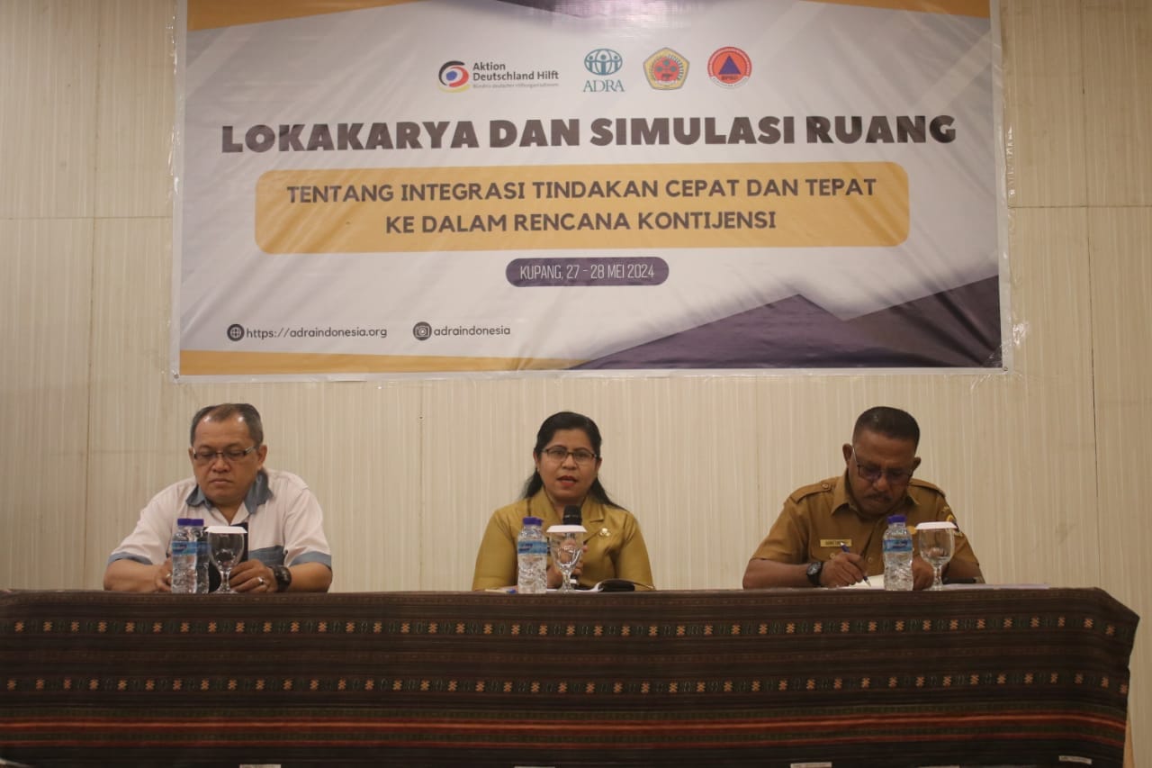 bencana diskusi Plt. Sekda Kabupaten Kupang, Novita Foenay (tengah) membuka kegiatan lokakarya tinjauan terhadap dokumen rencana kontijensi ancaman cuaca ekstrem Kabupaten Kupang, dan pelaksanaan simulasi ruang dilakukan Yayasan ADRA Indonesia di Kupang, Senin, (27/5/2024). Foto Prokopim Setda Kabupaten Kupang.