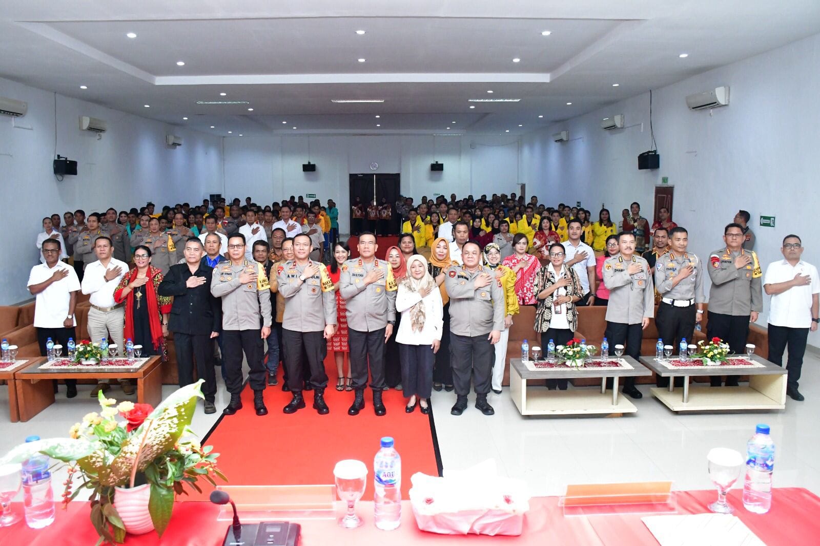 debat Divisi Hukum (Divkum) Polri melalui Bidang Hukum (Bidkum) Polda NTT menyelenggarakan kegiatan debat hukum bagi mahasiswa fakultas hukum universitas dan sekolah tinggi se-Kota Kupang.