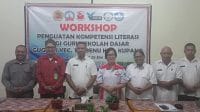 lite 1 Dua pegiat literasi NTT, Polikarpus Do (Ketua Forum Gerakan Literasi NTT) dan Antonius Kapitan (Pengurus Forum Taman Bacaan Masyarakat (FTBM) Provinsi NTT) menjadi narasumber dalam kegitan penguatan literasi bagi para guru SD di Kabupaten Kupang.