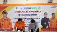 mou sar 1 Penandatanganan kerjasama dilakukan Kepala Kantor Pencarian dan Pertolongan Kelas A Kupang I Putu Sudayana, S.E., M.A.P. (kiri) dan Direktur Rumah Sakit Siloam Hospital Kupang, dr. Andreas Wijaya (kanan) berlangsung di Aula Kantor Pencarian dan Pertolongan Kupang, Senin (20/5). Foto Humas Basarnas Kupang.