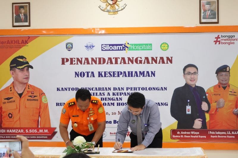mou sar 1 Penandatanganan kerjasama dilakukan Kepala Kantor Pencarian dan Pertolongan Kelas A Kupang I Putu Sudayana, S.E., M.A.P. (kiri) dan Direktur Rumah Sakit Siloam Hospital Kupang, dr. Andreas Wijaya (kanan) berlangsung di Aula Kantor Pencarian dan Pertolongan Kupang, Senin (20/5). Foto Humas Basarnas Kupang.