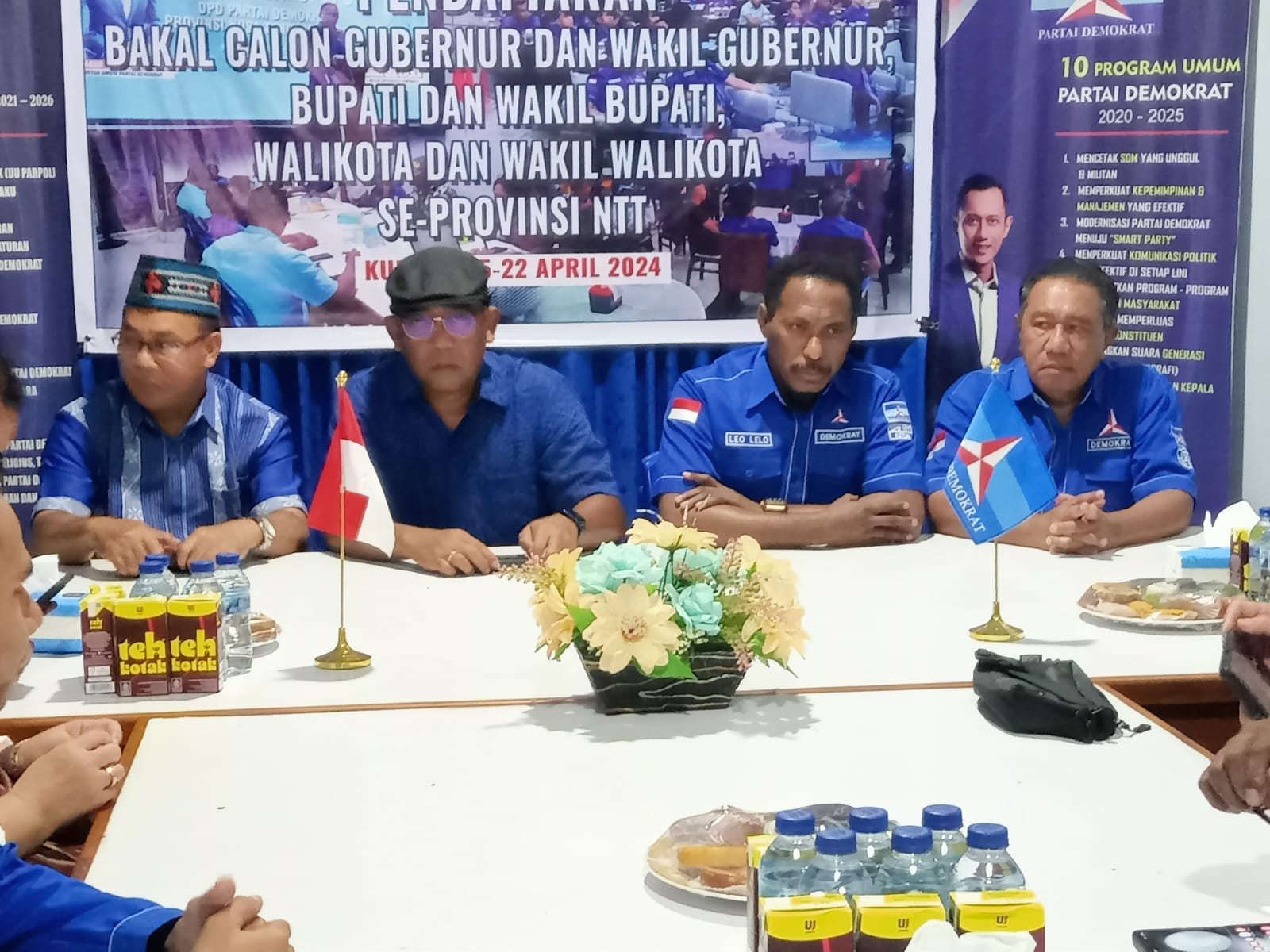 Pasangan Orias Petrus Moedak (kedua dari kiri) dan Sebastian Salang (kiri) saat datang mendaftarkan diri ke Dewan Pimpinan Daerah (DPD) Partai Demokrat Provinsi Nusa Tenggara Timur sebagai pasangan bakal calon gubernur dan bakal calon wakil gubernur pada pilkada 2024, Selasa (14/5/2024). Foto MEDIASI NTT.COM/BEN